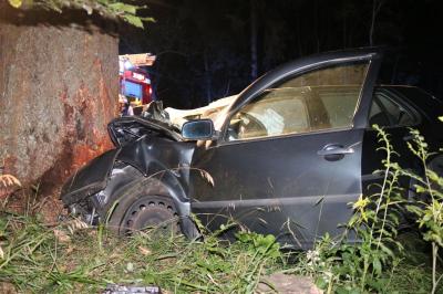 Manholzweiler: Golf kracht auf Landstrasse gegen Baum - Fahrer toedlich verletzt 